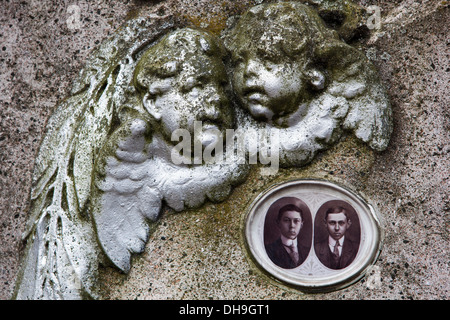 Nahaufnahme Friedhofsengel auf Grab Tschechien Stockfoto