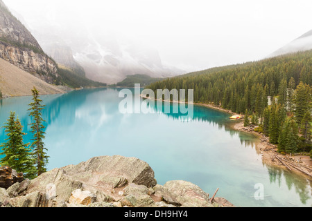 Das Tal der zehn Gipfel eingehüllt in Nebel gesehen von Rockpile auf Gletscher genährt Moraine Lake im Banff Nationalpark, Alberta Stockfoto