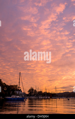 Ein unglaublich farbenfrohen Sonnenuntergang Szene über Windermere im Lake District. schöne orange und rosa Farben in den Wolken. Stockfoto