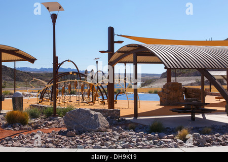 Spielplatz und Picknick-Bereich am Ende der Riverwalk Exploration Trail entlang dem Kolorado Fluß, Laughlin, Nevada. Stockfoto