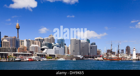 Australien Sydney darling Harbour Bucht Panoramablick auf die Stadt mit Wolkenkratzern, Turm und hoch-Schiff Endevour mit Leuchtturm ein Stockfoto