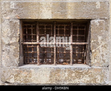 Alte Fenster mit rostigen bars Stockfoto