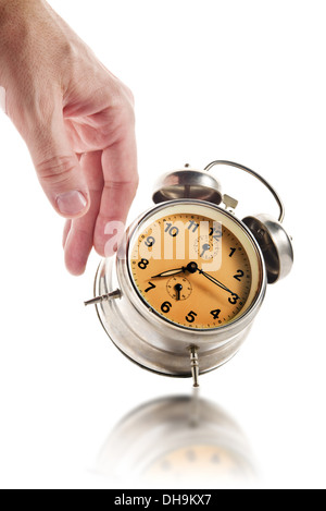 Hand, zerschlugen die Vintage Uhr, 07:15 auf einem weißen Hintergrund. In den frühen Morgenstunden, schwer aufzuwachen. Stockfoto