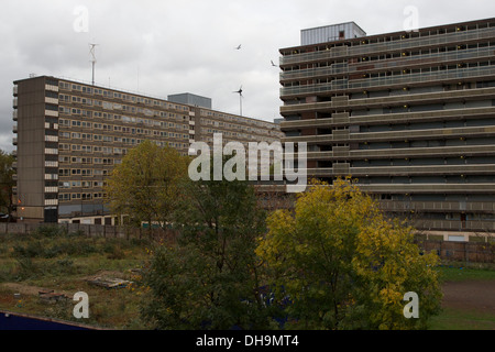 Leergehäuse-Blöcke in der Heygate Estate, Elephant &amp; Castle, London, UK.  Für den Abriss im Jahr 2015 fällig Stockfoto