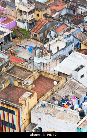 Thanjavur (Trichy) Stadt. Stadtbild von überfüllten indische Stadt mit leuchtend bunten Häusern. Süd-Indien, Tamil Nadu Stockfoto