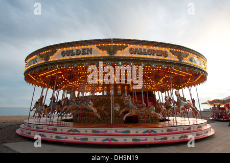 Golden Gallopers-Karussell auf Brighton Seafront, UK Stockfoto