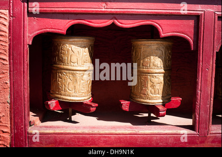 Buddhistische Gebetsmühlen im tibetischen Kloster. Indien, Himalaya, Ladakh, Thikse Kloster Stockfoto