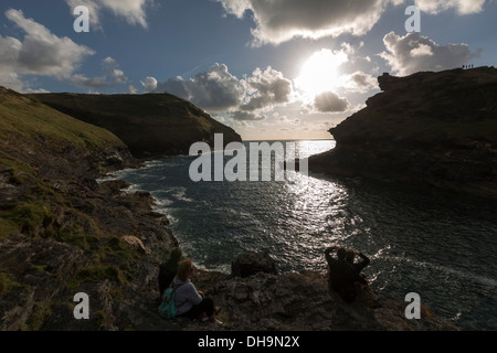 Menschen den Sonnenuntergang in Boscastle ein Dorf und Fischereihafen an der nördlichen Küste von Cornwall, England, UK Stockfoto