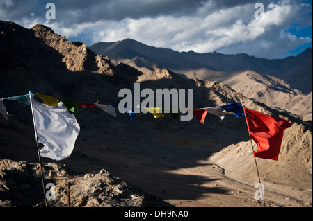 Buddhistischen Fahnen flattern im Wind über Himalaya-Gebirge Landschaft und blauer Sonnenuntergang Himmel Indien-Ladakh-Leh Höhe 3300 m beten Stockfoto