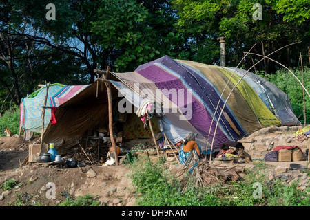 Niedrigere Kaste Indianerin sitzt außerhalb ihrer Bender / Zelt / shelter. Andhra Pradesh, Indien. Stockfoto