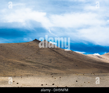 Himalaya Hochgebirge Landschaft Panorama mit blauen Wolkenhimmel. Indien, Ladakh, in der Nähe von salt Lake Tso Kar, 4600 m Höhe Stockfoto