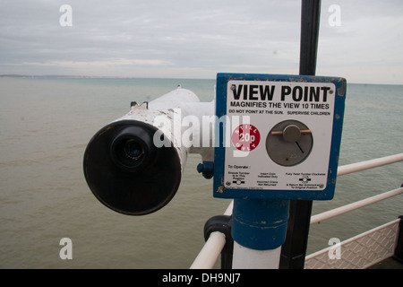 ein Teleskop Umfang Viewer Aussichtspunkt Blick von Worthing, Sussex, UK pier Stockfoto