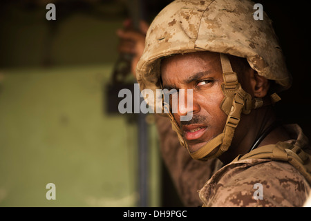 Ein US-Marine mit der 13. Marine Expeditionary Unit (MEU) wartet mit zwei simulierte Unfall während des Trainings eine medizinische Evakuierung im Rahmen Dschibuti Sustainment Ausbildung bei Arta, 31. Oktober 2013. Die 13. MEU ist mit Boxer amphibische bereitgestellt. Stockfoto