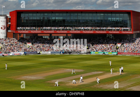 Aktion während der England Vs Australien Asche Test in Old Trafford Cricket Ground mit dem Stand "The Point" im Hintergrund Stockfoto