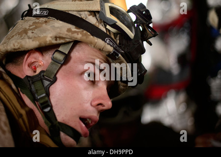 Ein Navy-Krankenhaus-Sanitätern mit der 13. Marine Expeditionary Unit (MEU) Medical Emergency Response Team behandelt eine simulierte Kausalität an Bord ein CH-53E Super Stallion aus der Marine Medium Tiltrotor Squadron 166 (Stahlbeton) während einer medizinischen Evakuierung exerc Stockfoto