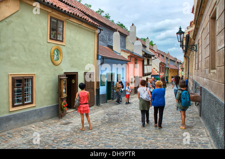 Zlata Ulicka (Golden Lane) - berühmten antiken Straße innerhalb der Burgkomplex Hradschin in Prag Stockfoto