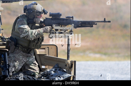 Ein Mitglied der Army Special Forces feuert ein M240B Maschinengewehr auf Eglin Range, Eglin Air Force Base, Florida, 29. Oktober 2013. Hurlburt Field Trainer unterstützt und Mitglieder der Armee während einer taktischen Übungen trainiert. Stockfoto