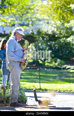 Mann spielt das Saxophon im Central Park, New York City. Stockfoto