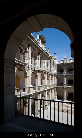 Santo Tomas de Villanueva Kreuzgang der Universität Alcala de Henares. (Herreriano Stil) Alcala De Henares, Madrid, Spanien Stockfoto