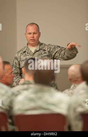 Chief Master Sgt. James W. Hotaling, der Befehl Chef der Air National Guard, bespricht die wichtigsten Bereiche, die er auf Durin konzentrieren wird Stockfoto