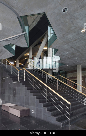 Lamot Kongresszentrum, Mechelen, Belgien. Architekt: 51N4E, 2005. Erdgeschoss Eingang mit Treppe durch Betondecke. Stockfoto