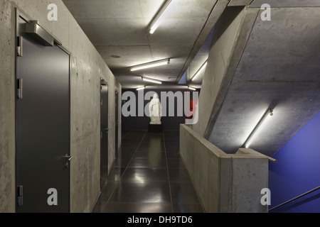 Lamot Kongresszentrum, Mechelen, Belgien. Architekt: 51N4E, 2005. Vierten Stock mit Betontreppe, Wände und historischen st Stockfoto