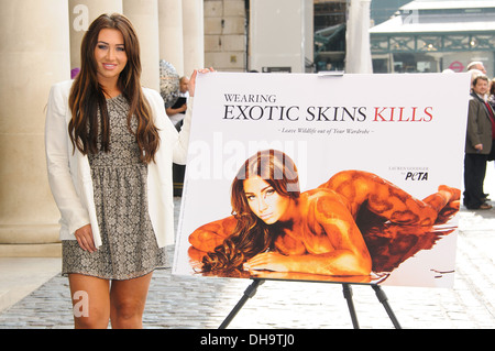 Lauren Goodger erscheint in einem neuen PETA-Anzeige "Tragen exotische Skins tötet verlassen Wildlife Out of Your Kleiderschrank" in Covent Garden Stockfoto