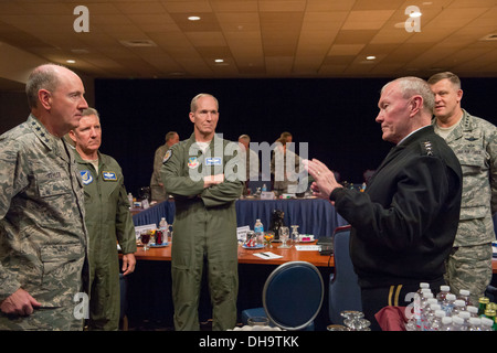 Vorsitzender der Joint Chiefs Of Staff General Martin E. Dempsey spricht zu Strategic Command Kommandeur General Robert C. Kehler während Stockfoto