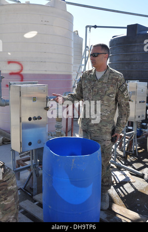 Master Sgt. Paul Titus, 455. Expeditionary Aircraft Maintenance Squadron Produktion Superintendent, gebürtig aus Denver, Colorado, Stockfoto