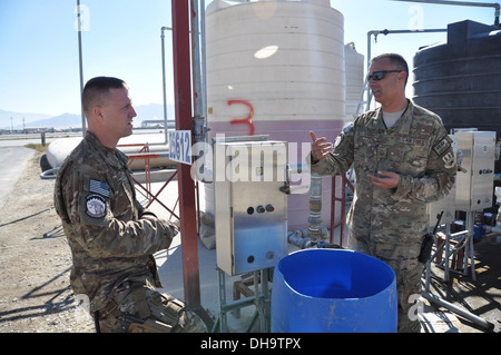 Master Sgt. Paul Titus, gebürtig aus Denver, Colorado, Gespräche mit Master Sgt. Andrew Davis, ein Bewohner von Moskau, Tennessee, auf Bagram Air Field, Afghanistan, 2. November 2013. Beide sind 455 EAMXS Produktion Superintendenten, die von Seymour Johnson Air F bereitgestellt haben Stockfoto