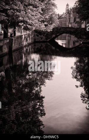 Monochromes Bild eines Kanals in Brügge, Belgien. Stockfoto