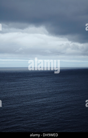 Launisch blau Blick auf das Meer vor der Küste Cornwalls. Stockfoto