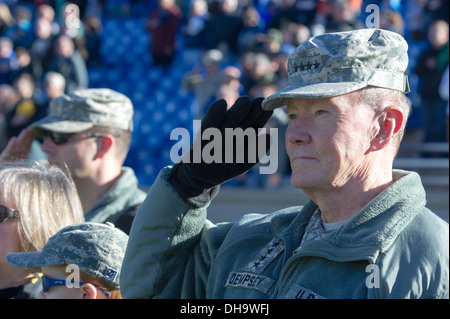 Vorsitzender der Joint Chiefs Of Staff General Martin E. Dempsey salutiert Falcon Stadium während einer Luftwaffe Verse Armee Fußball Stockfoto