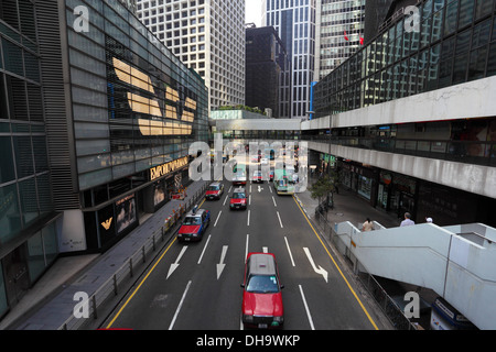 Schmale Straße Innenstadt in Hong Kong Stockfoto