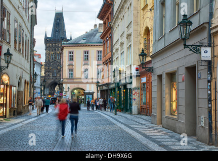 Celetna Straße - Bestandteil der Königsweg durch den Pulverturm - einer der ursprünglichen Stadttore - in Prag Stockfoto