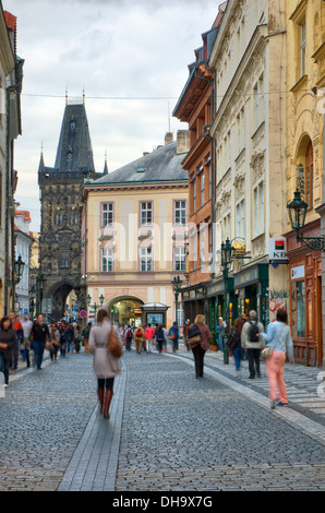 Celetna Straße - Bestandteil der Königsweg durch den Pulverturm - einer der ursprünglichen Stadttore - in Prag Stockfoto