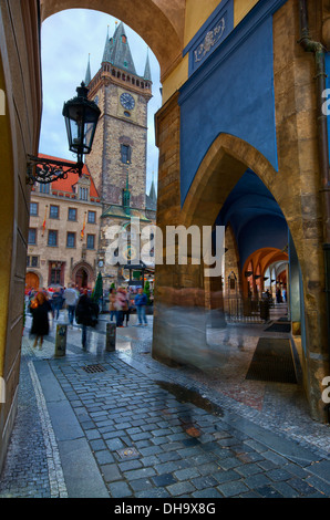 Old Town Hall Tower in Prag gesehen von Melantrichov Durchgang, Tschechische Republik Stockfoto