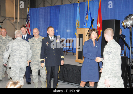 US-Abgeordneter Kristi Noem dankte aktuelle und frühere Mitglieder der South Dakota Air National Guard für den Mitglieder-Service seit 9/11 während einer Heimatstadt Helden Anerkennung Zeremonie hier 2. November 2013 Stockfoto