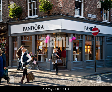 Pandora Schmuck Schmuckgeschäft Geschäft Petergate York North Yorkshire England Großbritannien Großbritannien GB Großbritannien Stockfoto