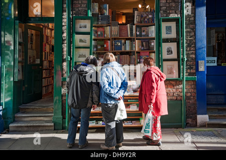 Leute, die im Buchladen Fenster von Antiquariat Independent Antiquariat Buchhandlung Buchhandlung York North Yorkshire England Großbritannien Großbritannien suchen Stockfoto