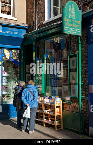 Leute suchen im Buchladen Schaufenster Antiquarische Buchhandlung Minster Gates York North Yorkshire England GB Großbritannien GB Groß Großbritannien Stockfoto