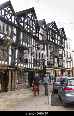 Die mittelalterlichen alten ummauerten Stadt Ludlow in South Shropshire mit Tudor und elisabethanische Stil Geschäfte in belebten Gassen Stockfoto