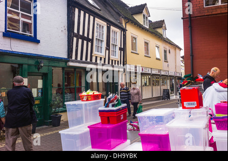 Die mittelalterlichen alten ummauerten Stadt Ludlow in South Shropshire mit Tudor und elisabethanische Stil Geschäfte in belebten Gassen Stockfoto