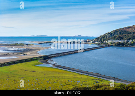 Ein Panorama mit einem Cambrian Küste Zug Kreuzung überqueren Barmouth plus Barmouth, Cardigan Bay und Lleyn Halbinsel zu überbrücken Stockfoto