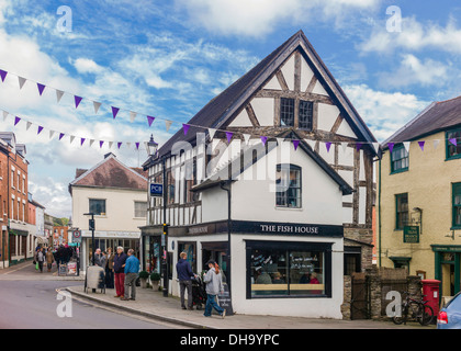 Die mittelalterlichen alten ummauerten Stadt Ludlow in South Shropshire mit Tudor und elisabethanische Stil Geschäfte in belebten Gassen Stockfoto