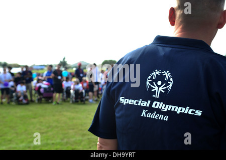 US Air Force Senior Master Sergeant Robert Miller, 909th Aircraft Maintenance Unit Superintendant steht bereit, besonderen Bedürfnissen Athleten während der 14. jährlichen Kadena Special Olympics auf Kadena Air Base, Japan, 2. November 2013 zu unterstützen. Die Veranstaltung ist gesponserten b Stockfoto