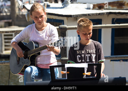 Kleine Kinder spielen Musikinstrumente, Straßenmusik am Hafen Warnemünde Rostock Deutschland. Stockfoto