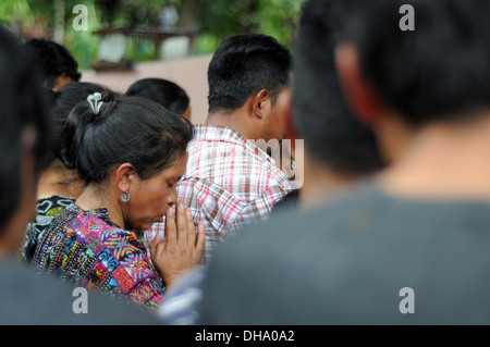 Guatemala indigene Frauen betet während Beerdigung in San Jorge La Laguna, Solola, Guatemala. Stockfoto