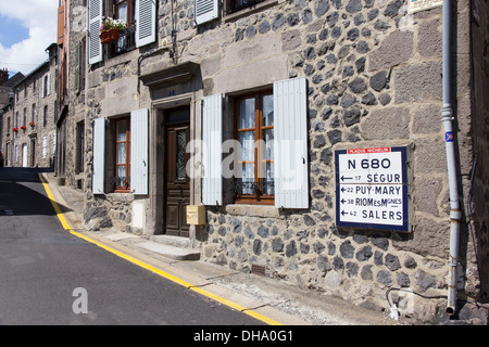 Murat, Cantal, Auvergne, Frankreich - 9. August 2013: A Straßenszene im Zentrum der Stadt mit einer alten Plaque Michelin-Straßenschild Stockfoto