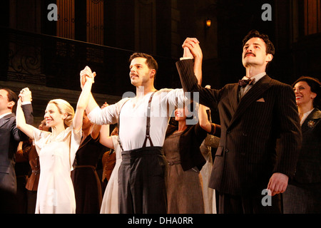 Elena Roger Ricky Martin und Max von Essen Broadway-Premiere von "Evita" Marquis Theatre – Curtain Call New York City Stockfoto